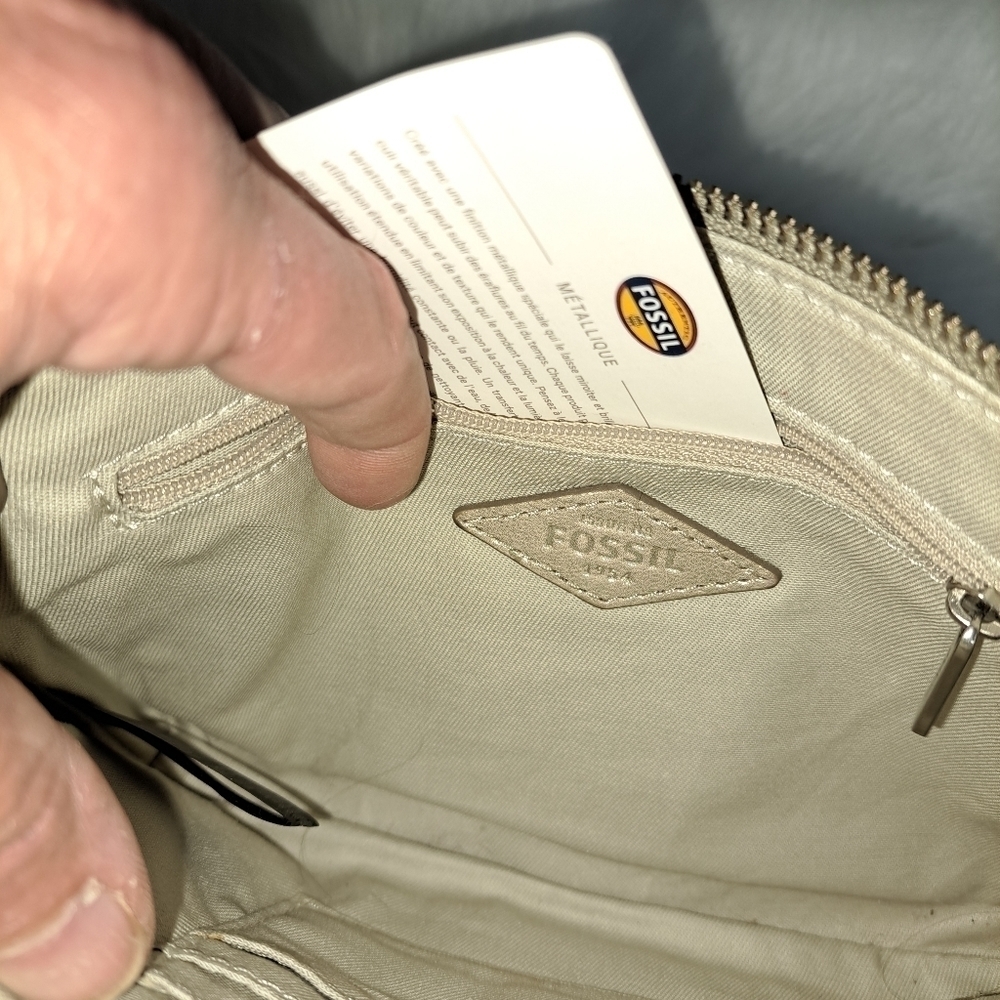 🖤New Fossil gold crossbody small but can hold all your essentials - Picture 5 of 6